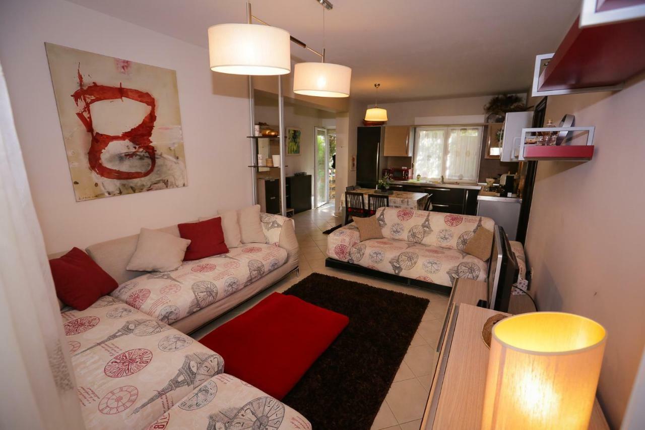 Pine-Tree Apt W/ Private Garden 50 M From The Sea Golem  Buitenkant foto