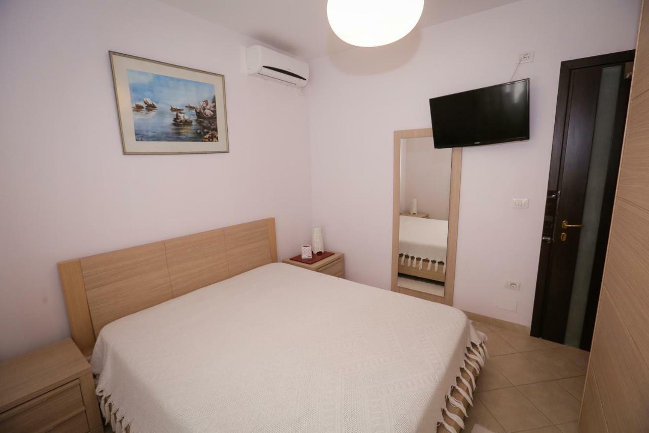 Pine-Tree Apt W/ Private Garden 50 M From The Sea Golem  Buitenkant foto