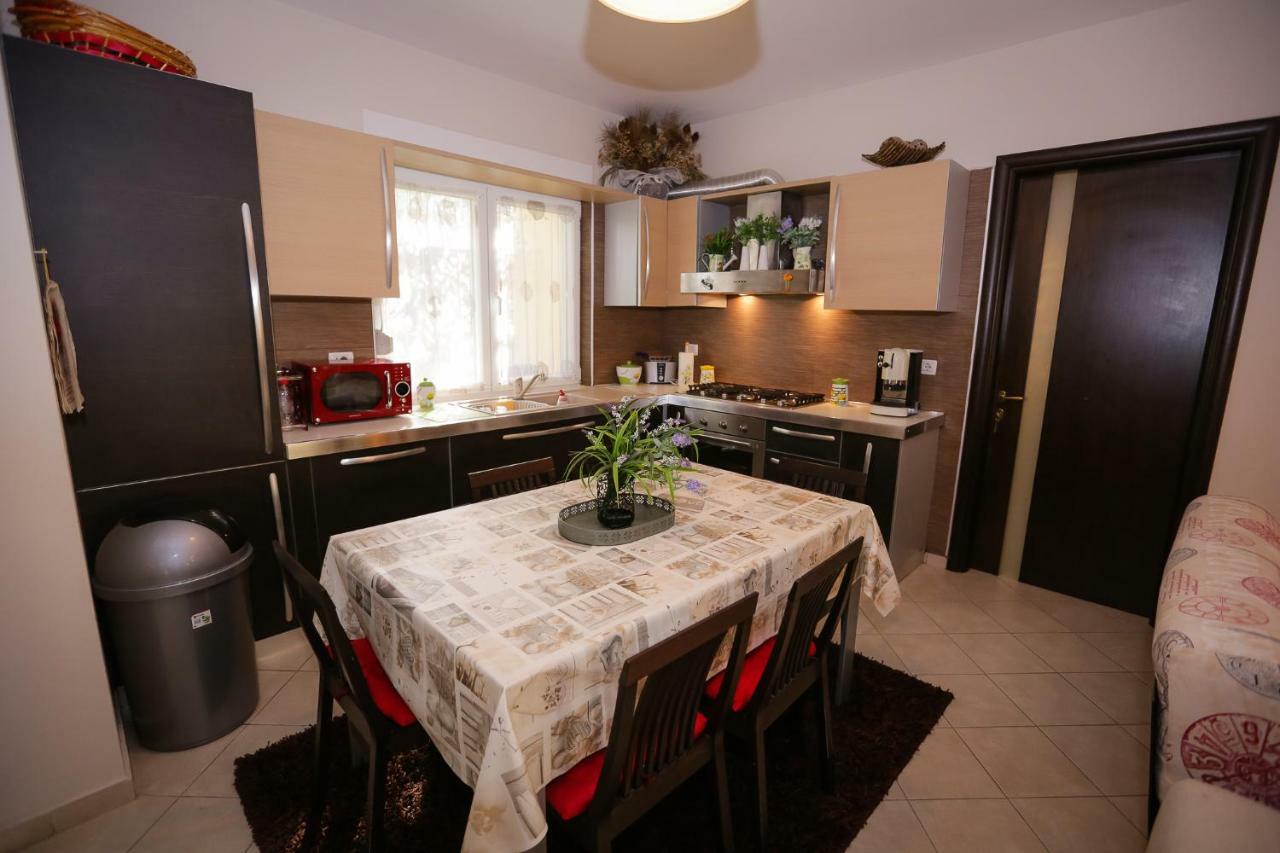 Pine-Tree Apt W/ Private Garden 50 M From The Sea Golem  Buitenkant foto