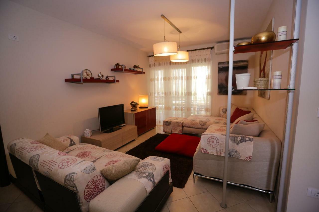 Pine-Tree Apt W/ Private Garden 50 M From The Sea Golem  Buitenkant foto