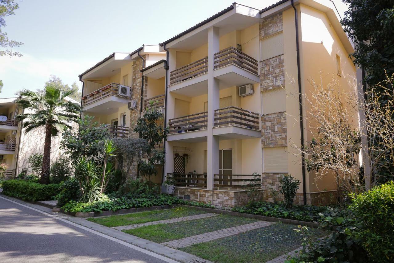 Pine-Tree Apt W/ Private Garden 50 M From The Sea Golem  Buitenkant foto