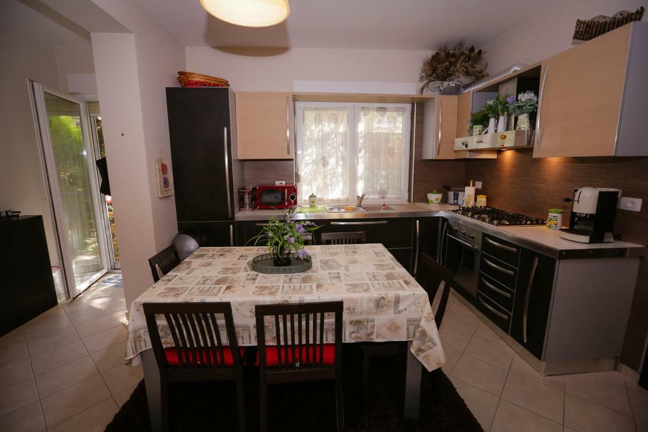 Pine-Tree Apt W/ Private Garden 50 M From The Sea Golem  Buitenkant foto