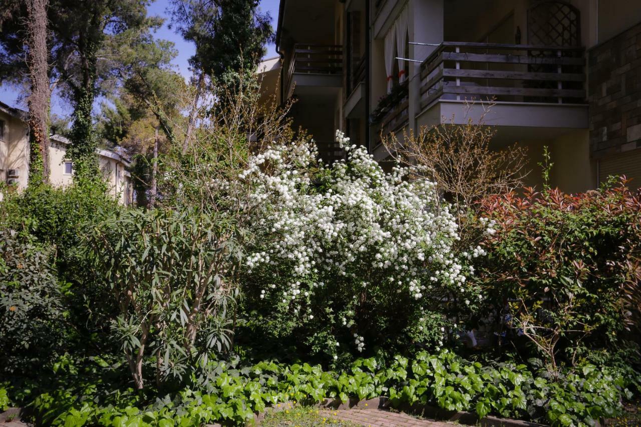 Pine-Tree Apt W/ Private Garden 50 M From The Sea Golem  Buitenkant foto