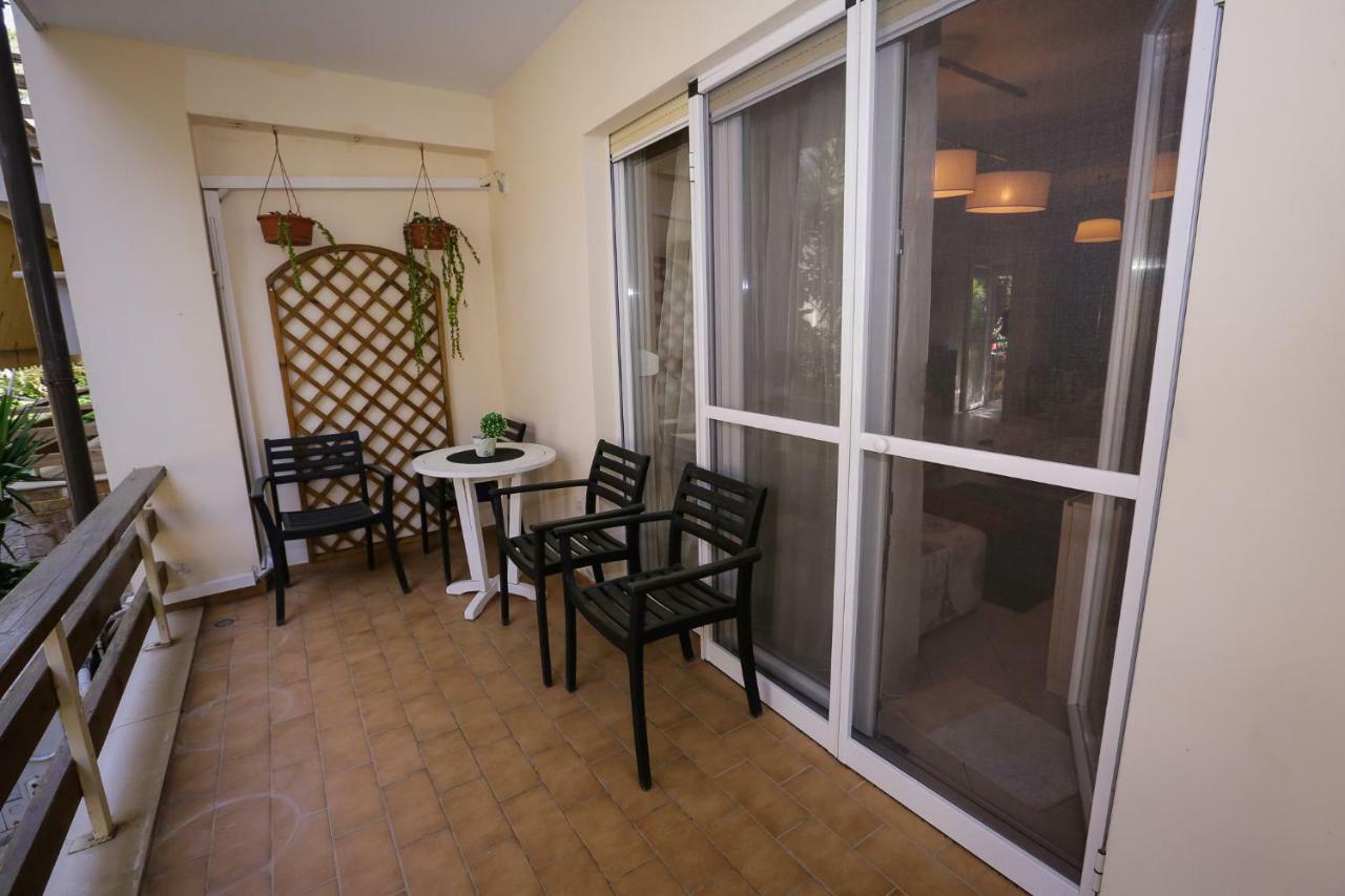 Pine-Tree Apt W/ Private Garden 50 M From The Sea Golem  Buitenkant foto