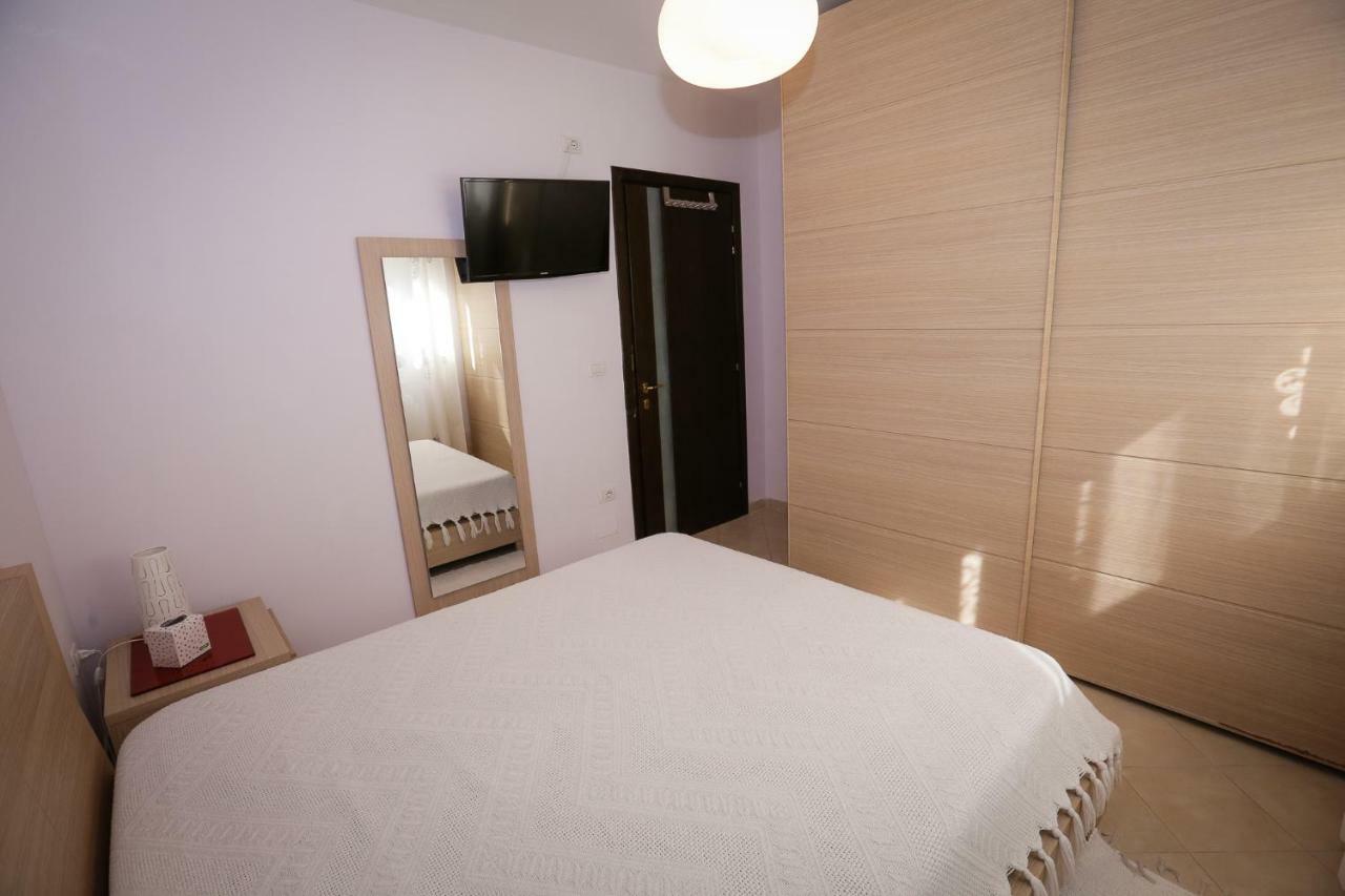 Pine-Tree Apt W/ Private Garden 50 M From The Sea Golem  Buitenkant foto
