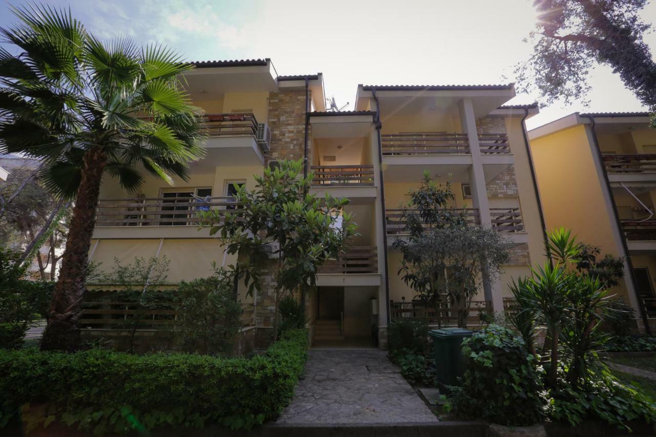 Pine-Tree Apt W/ Private Garden 50 M From The Sea Golem  Buitenkant foto
